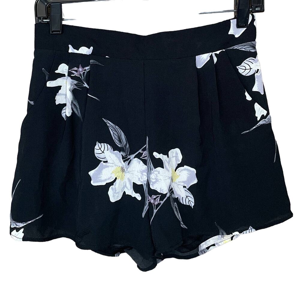 Francesca's Birdcage Black White Floral Pull On Shorts SZ Small